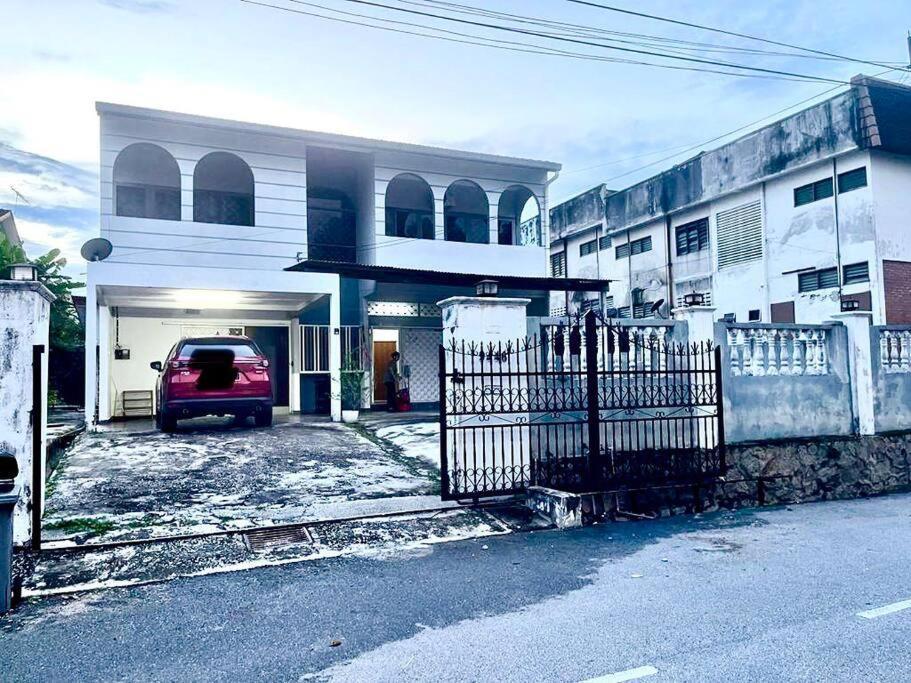 H Family #fit 20pax Max #spacious Carpark Rumah percutian